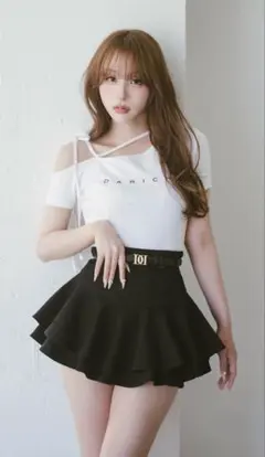 Darich ダーリッチ ビジュー付きオフショルダーTシャツ