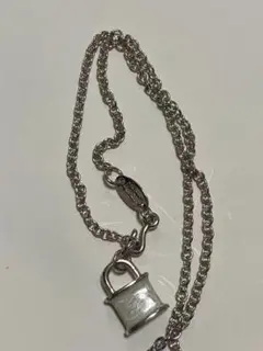 VIVIENNE WESTWOODロック型ペンダント付きネックレス