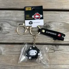 万博 サンリオ なりきりキーホルダー 立体マスコット 黒ミャクミャク シナモン1