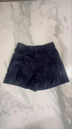 ZARA 黒 レザー ショートパンツ M