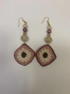 ハンドメイドピアス　ピンク