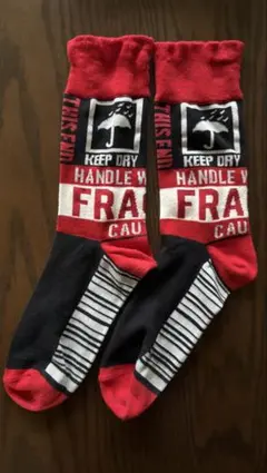 FRAGILEデザイン ソックス ブラック レッド