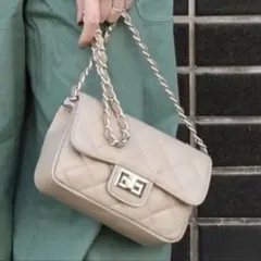 【極美品】AULENTTI キルティングショルダーバッグ ベージュのサムネイル