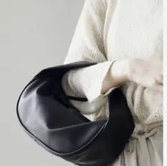 スリーコインズ　ハーフムーンバッグ　黒　ブラック