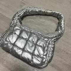 新品　シルバー キルティング ハンドバッグ