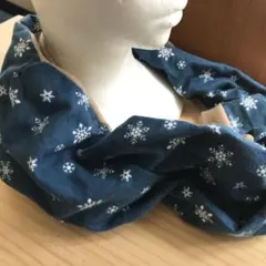 雪の結晶柄スヌード 青