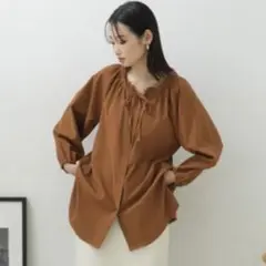 【超美品】ナノユニバース 前後2way 楊柳フリルカラーチュニック ブラウスのサムネイル