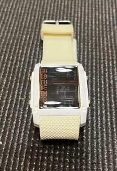 ホワイトデジタル腕時計 スクエア型