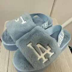 新品LAロゴ付きファーサンダル グレー