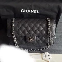 キルティングデザインのブラックレザーショルダーバッグ