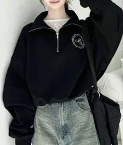 mily bilet 裏起毛胸刺繍ハーフジップクロップド丈裾スピンドルスウェット