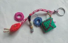 小さな毛糸アイテムが可愛いストラップ