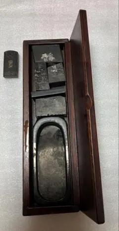 書道用具(ミニ硯1個＋使いかけ固形墨6個)と木箱