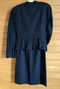 濃紺のペプラムデザインスーツ（ROPE）