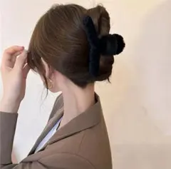 【SALE】バンスクリップ　ブラック　ファー ヘアクリップ　ふわふわもこもこ