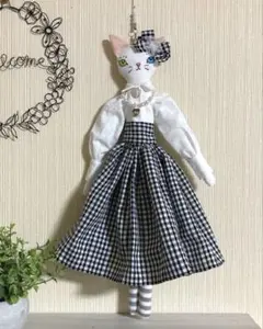 ギンガムチェックのスカートが素敵な白ネコさん