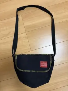 マンハッタンポーテージ　ショルダーバッグ　ブラック／迷彩