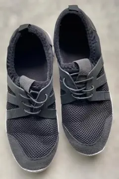 超軽量！片方197g、軽い黒スニーカー