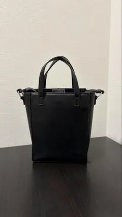 ブラックハンドバッグ