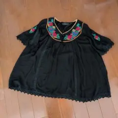 刺繍入りブラックチュニック 半袖