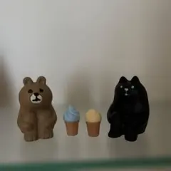 ミニ置物・コンコンブル体育座りクマと黒猫　ソフトクリーム