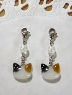 handmade ❁⃘*.゜ 三毛猫と梅結びのシンプル猫ピアス