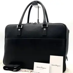 【美品】フェラガモ　ビジネスバッグ　2WAY　ナイロン×レザー　ロゴ型押　保存袋 フェラガモの「日本限定」を味わう。軽やかさと機能美を兼ね備え