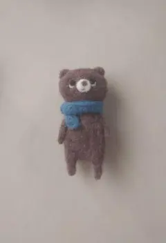 羊毛フェルト　くまさんブローチ　ハンドメイド