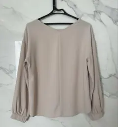 GU ベージュ 長袖ブラウス