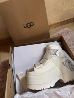UGG 厚底サンダル ホワイト　ゴールデンライズ