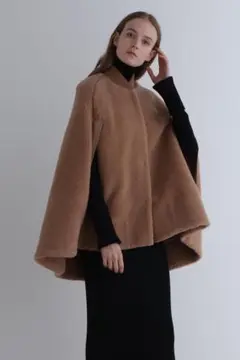 【LE PHIL】ボアケープアウター2023 完売品 LE PHIL】ボアケープアウター2023 完売品