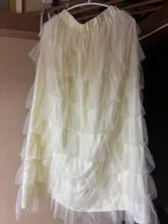 フリル付きクリーム色ロングチュールスカート