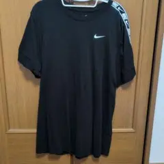 NIKE　ナイキ　スウッシュロゴ　ロゴライン　半袖Ｔシャツ　ブラック　黒