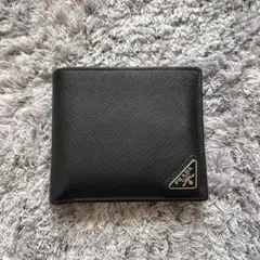 PRADA ブラックレザー 二つ折りメンズ財布