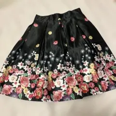 フラワープリント フレアスカート ひざ丈 黒
