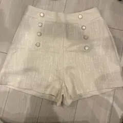アイボリー ボタン付きショートパンツ