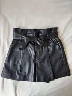 Zara フェイクレザー　ショートパンツ
