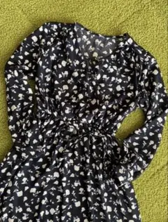 早い者勝ち！！1点のみです！黒地に白い花柄ロングワンピース SからM