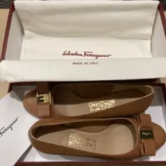 Salvatore Ferragamo キャメル ヴァラ・リボン パンプス
