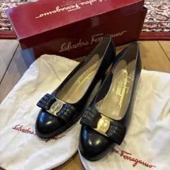 フェラガモ ヴァラ 黒 パンプス　5 1/2C 箱・保存袋付き