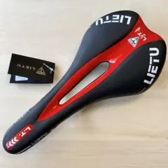 自転車サドル スポーツバイク仕様 薄型 ブラック赤ラインのサムネイル