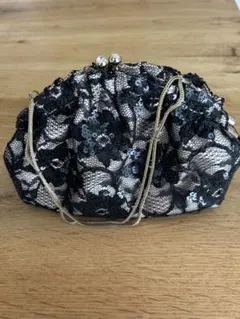 レースとスパンコールのクラッチバッグ