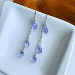 揺れるラベンダーカラーガラスビーズチェーンピアス、イヤリング