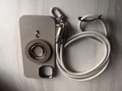 ベージュリング付きiPhoneケースとストラップ