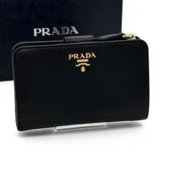 【希少モデル】PRADA プラダ サフィアーノレザー メタルロゴ 折り財布 黒のサムネイル