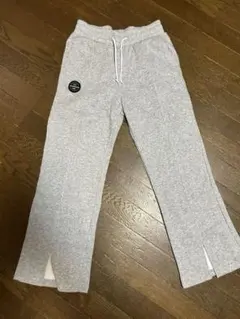 UNDER ARMOURグレー スウェットパンツ スリット入り