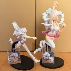 ニカボニーのフィギュア2体とワンピースウエハースシール2枚