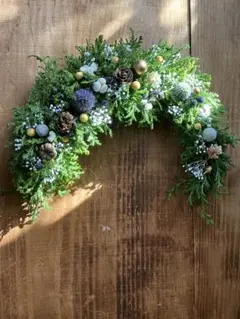 ☆甘さを抑えて… 粉雪が舞い降りる…深い森のclassicalな三日月リース