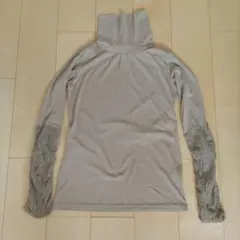 フェリシモ　ハイネック　長袖カットソー　ベージュがかったグレー