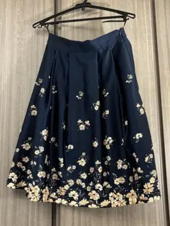 【美品】ASTORIA ODIER フラワーフレアスカート ネイビー Sサイズのサムネイル
